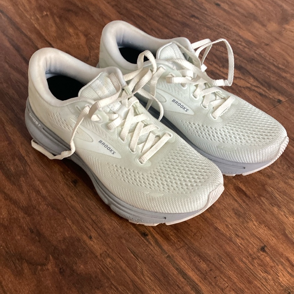 Brooks Ghost 15 Size 6 : Mint